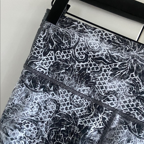 Lululemon Wunder Under Crop (High-Rise) *Full-On Luxtreme 21" EUC - Picture 8 of 14